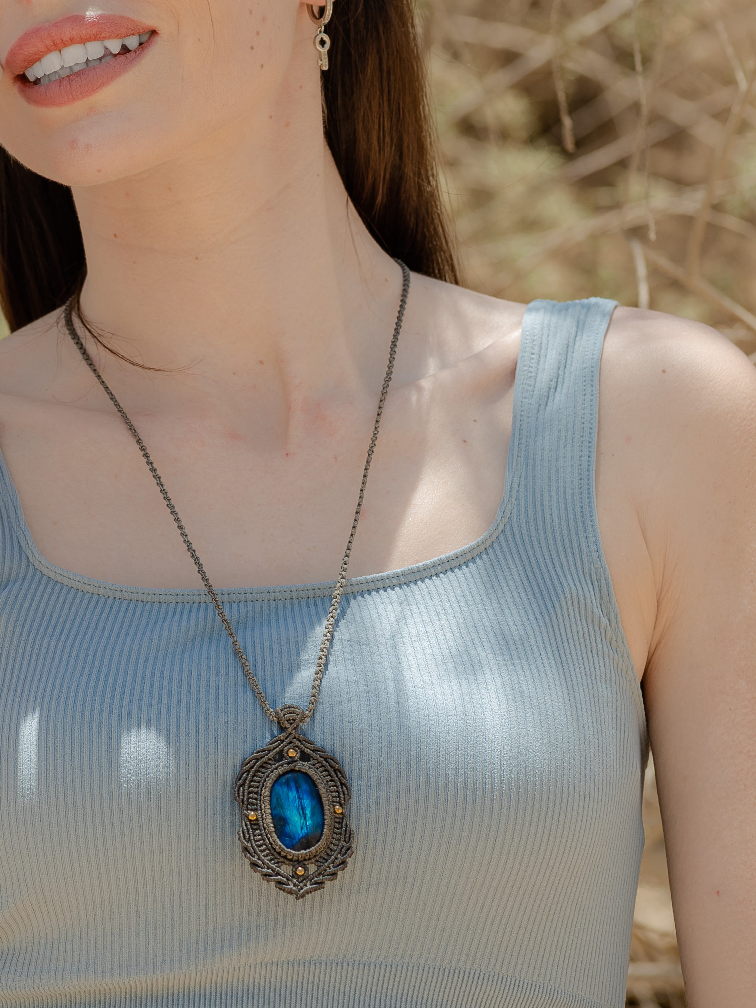 Labradorite pattern macramé necklace.