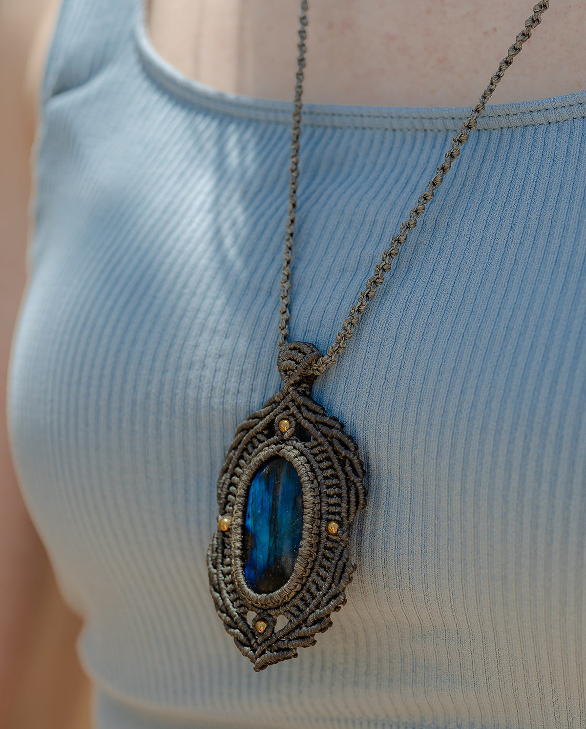 Labradorite pattern macramé necklace.